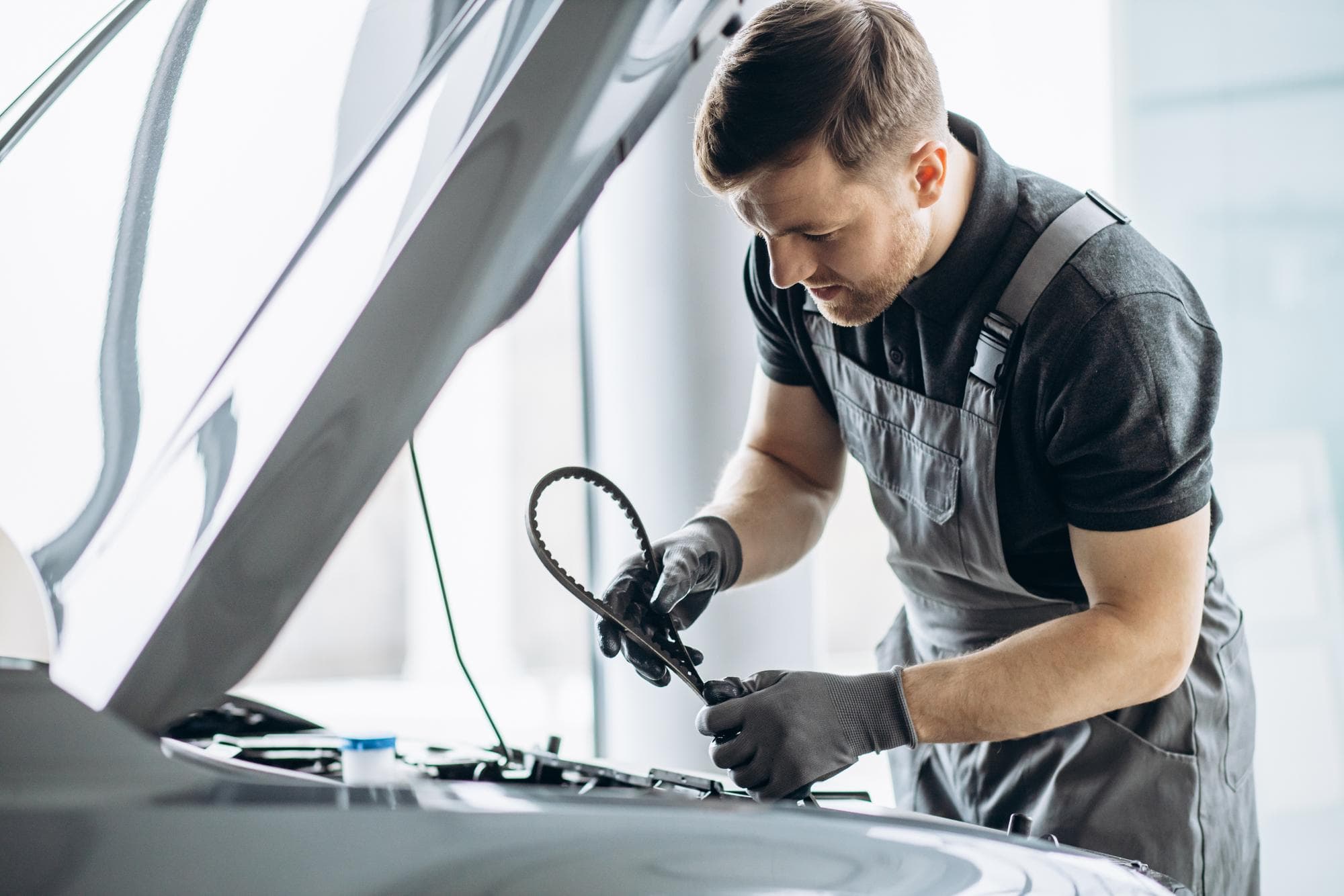 Técnico trabajando sobre el motor de un vehículo